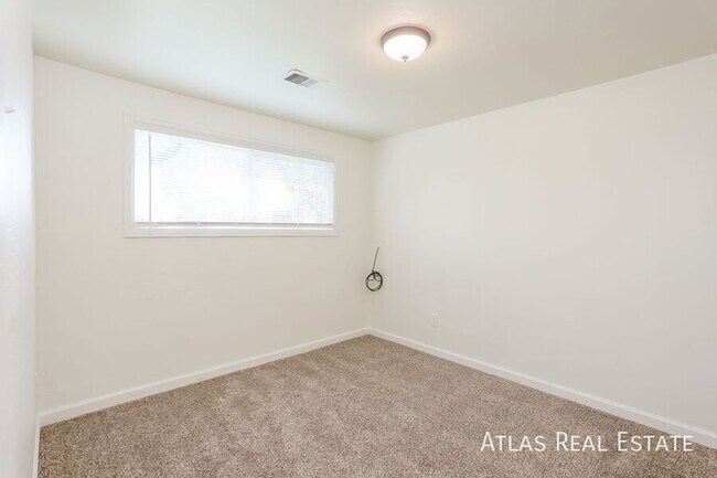 Building Photo - 649 Evanston St