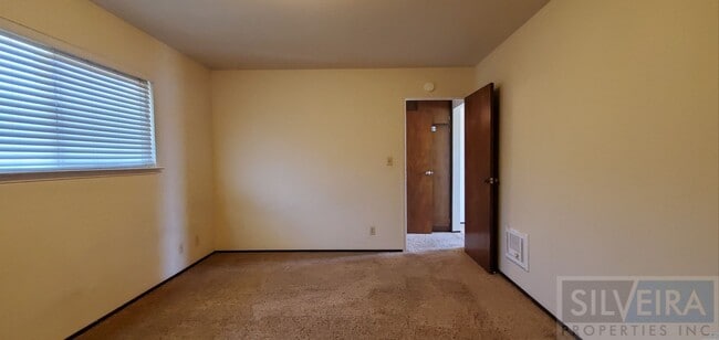 Building Photo - Comfortable upstairs apartment space