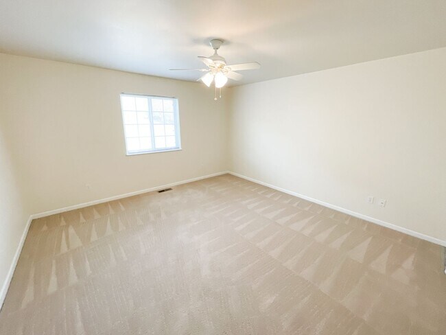 Building Photo - Spacious open floor plan in North Hills