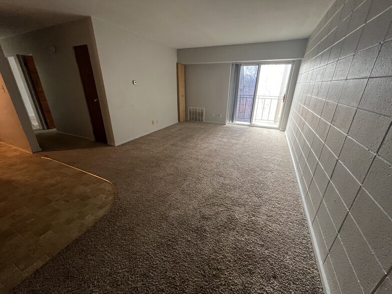 Building Photo - Hillcrest Apartments