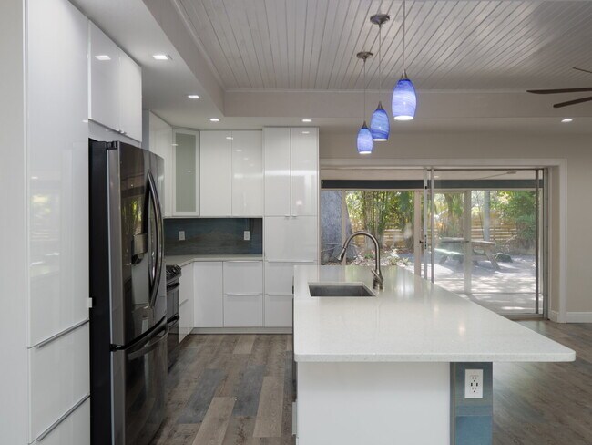 Building Photo - 3525 Riviera Dr