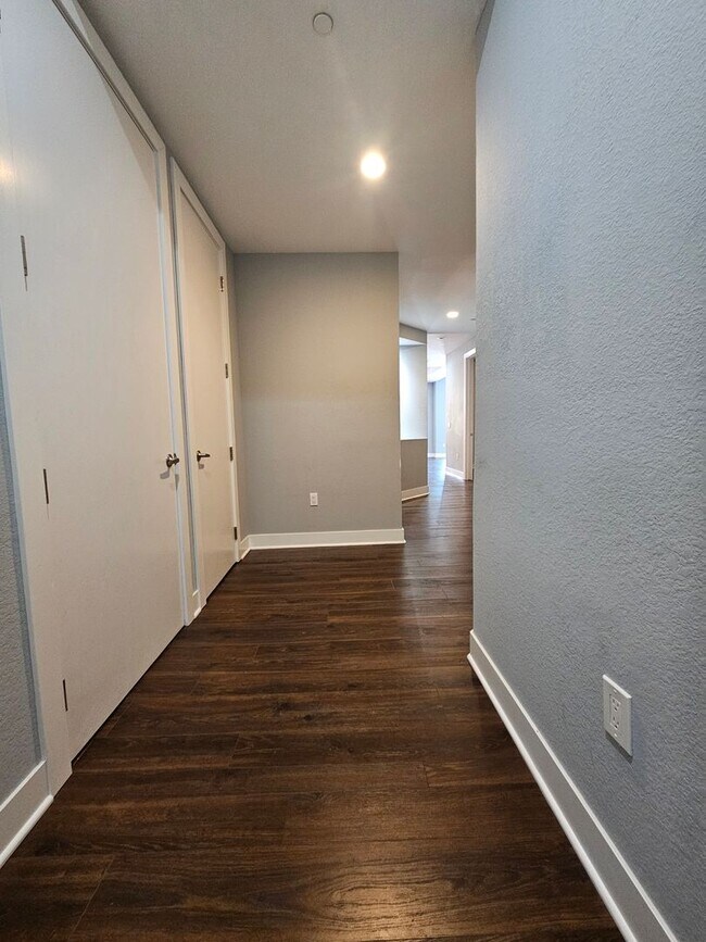 Building Photo - Congress Park High Rise Living! Huge Main Floor 2 Bed 2 Bath