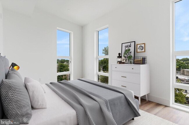 Building Photo - Bright Studio Apartment with large kitchen in Brewerytown!