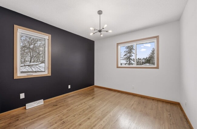 Building Photo - Nicely remodeled side by side duplex 3-Bed Home with Gleaming Hardwood Floors & New carpet in Hop...