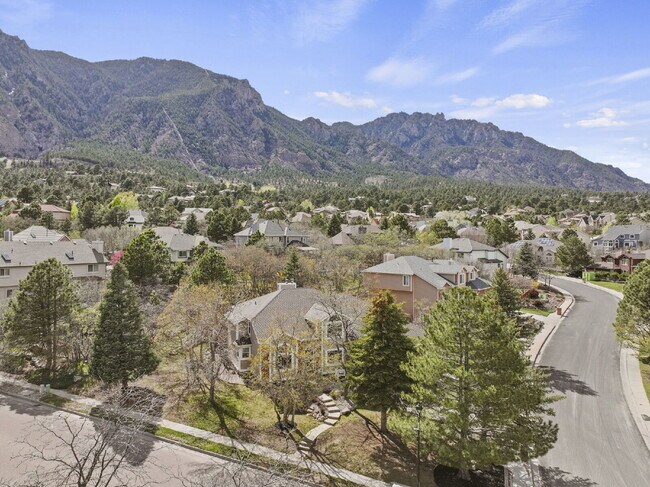 Building Photo - Spacious 6-Bedroom Broadmoor Rental with M...