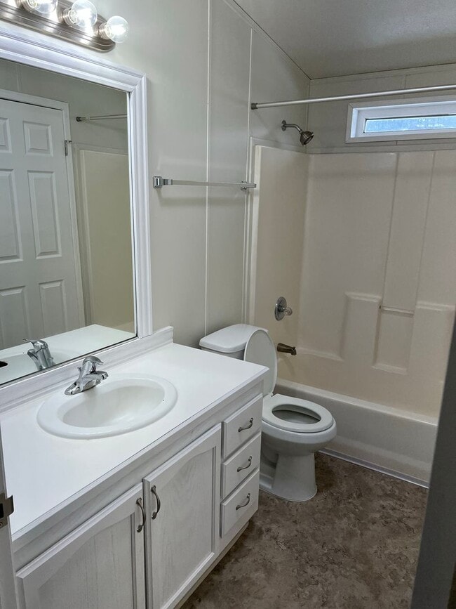 Building Photo - Lovely 3 bedroom home on property