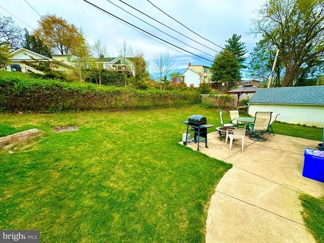 Building Photo - 842 E Cathedral Rd