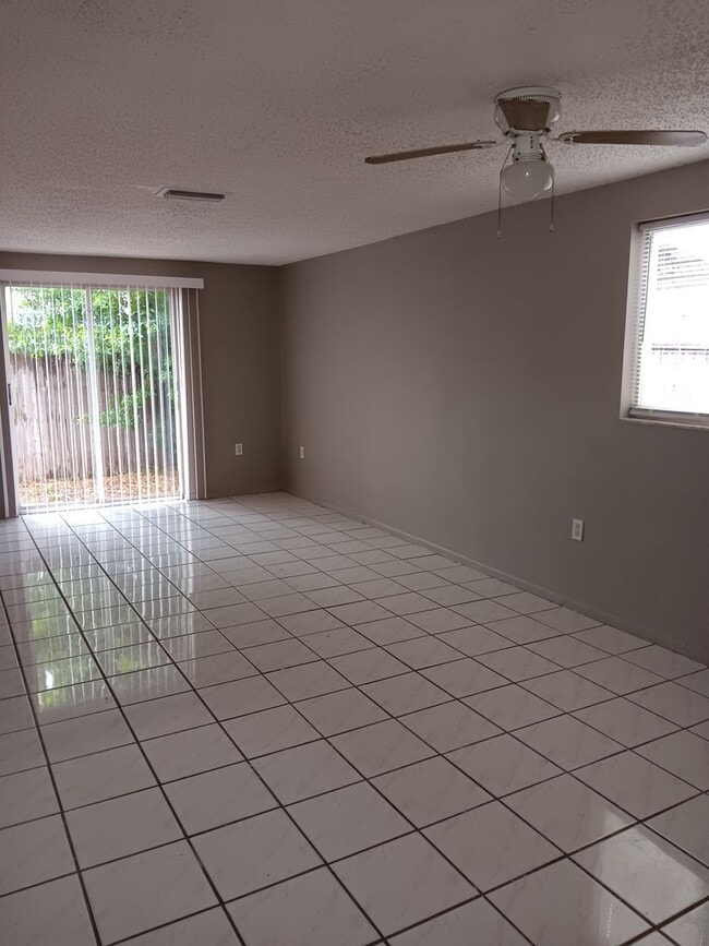 Building Photo - 2/1 Apartment in New Port Richey
