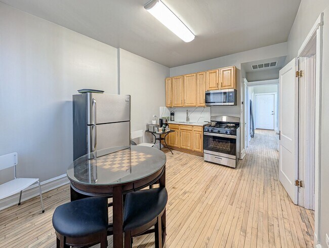 Building Photo - Top floor 2 bed 1 bath apartment