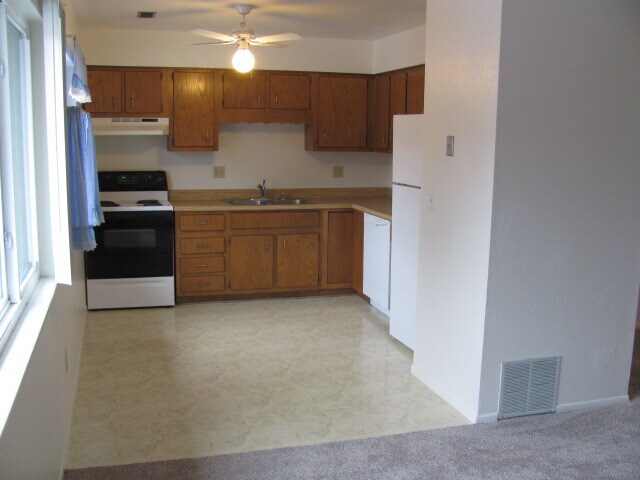 Eat-in kitchen is "squeacky" clean - 5520 Bowden Loop