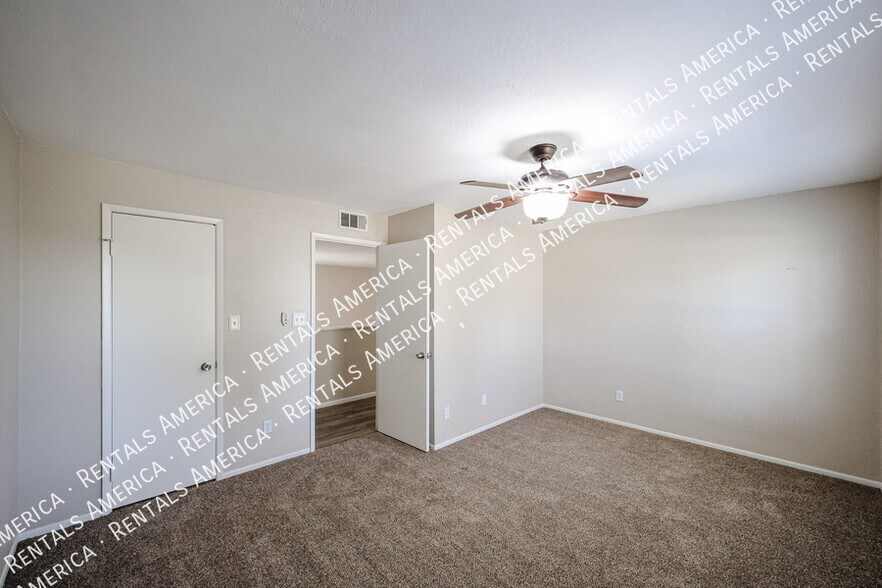 Building Photo - 4555 W Continental Dr