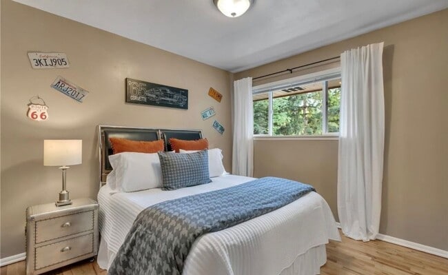 Building Photo - 4 Bedroom Kent home walking distance to lake meridian