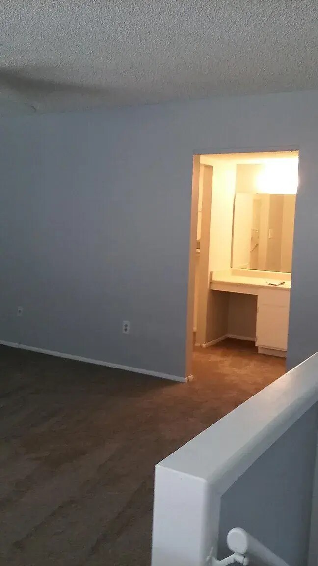 Building Photo - 556 Orange Dr