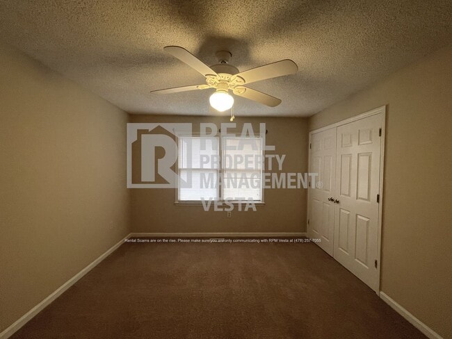 Building Photo - 402 Steeplechase-