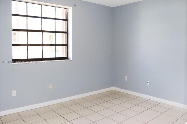 Building Photo - 1080 N Franklin Ave