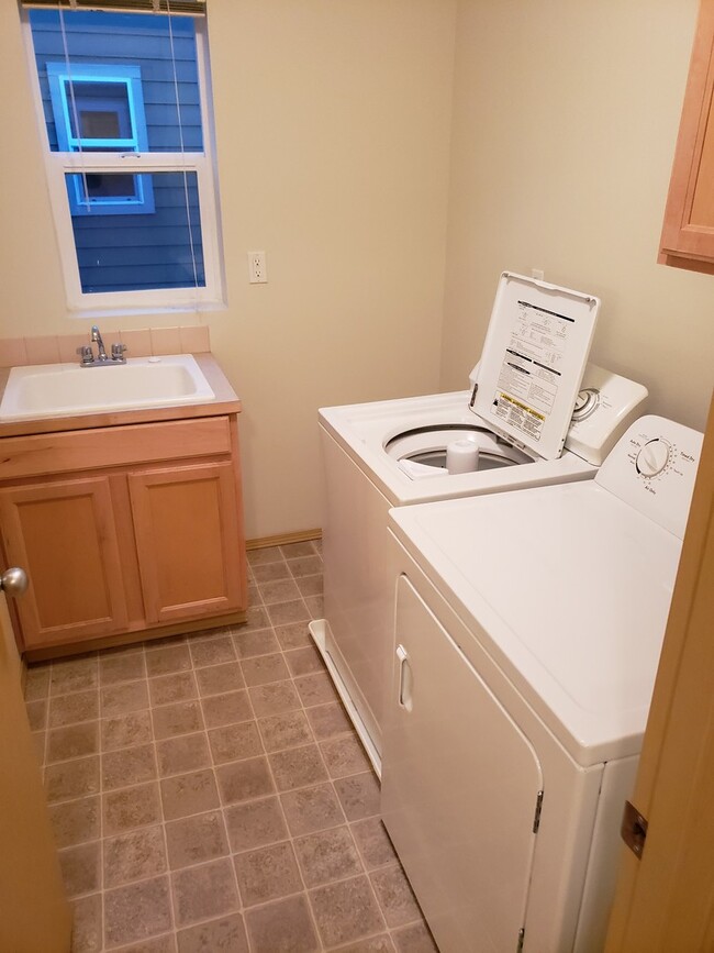 Building Photo - Gem Heights Spaciousness