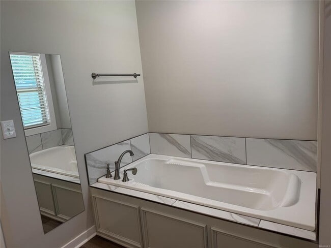 Building Photo - 107 Fox Run Dr