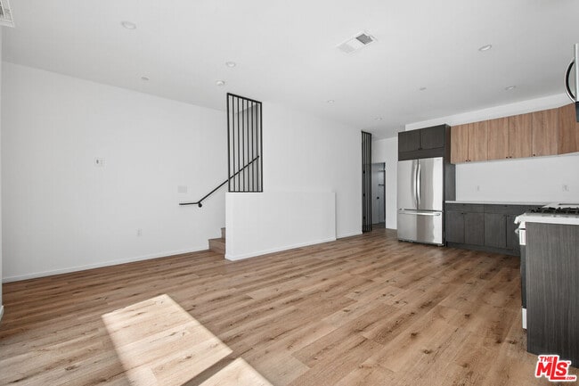 Building Photo - 662 N Mariposa Ave