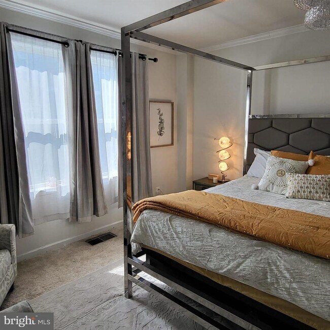 Building Photo - Welcome to your new home in the heart of L...