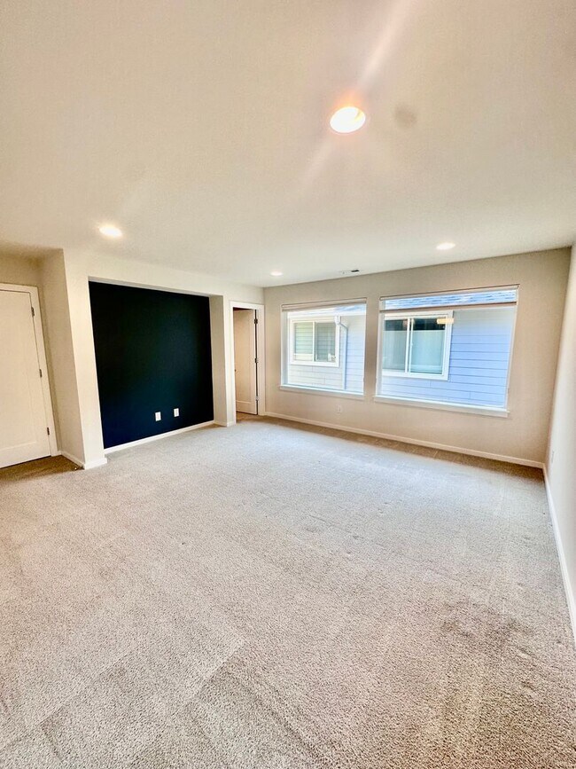 Building Photo - Luxury 4bed/2.5 bath home on Cul-de-sac! E...