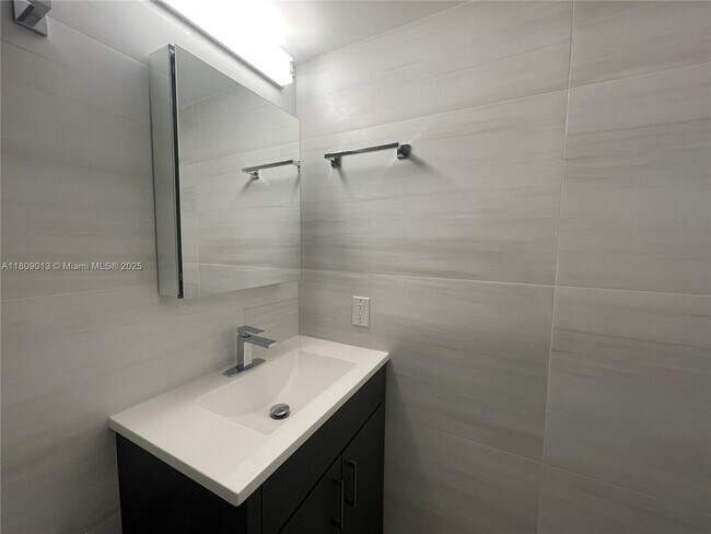 Building Photo - 540 Brickell Key Dr