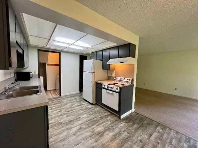 Building Photo - Black Lake Access! W/S/G Included