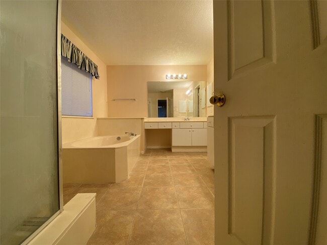 Building Photo - 215 W New Meadows Dr