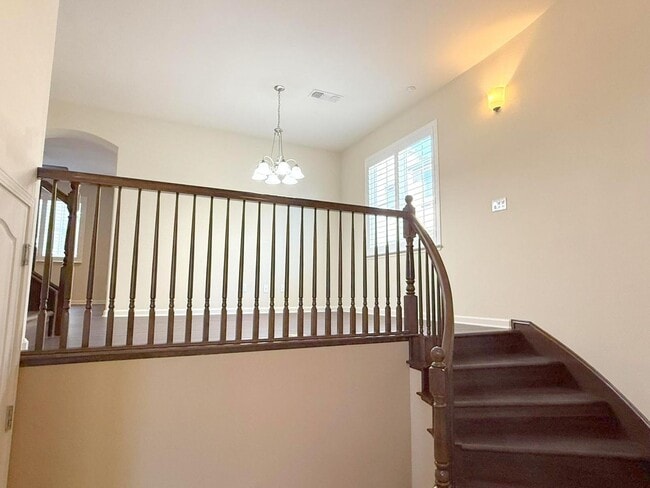 Building Photo - Modern End Unit Townhouse In Great Dublin ...
