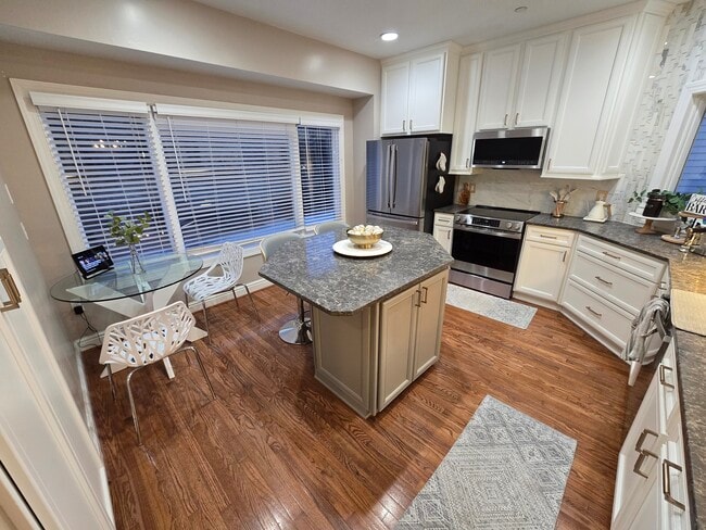 Building Photo - 117 St Charles Ct