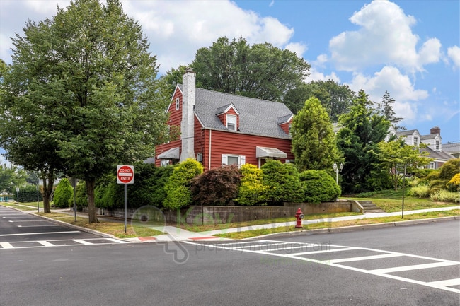 Building Photo - Bright 2BR/1BA Apartment with Private Entr...
