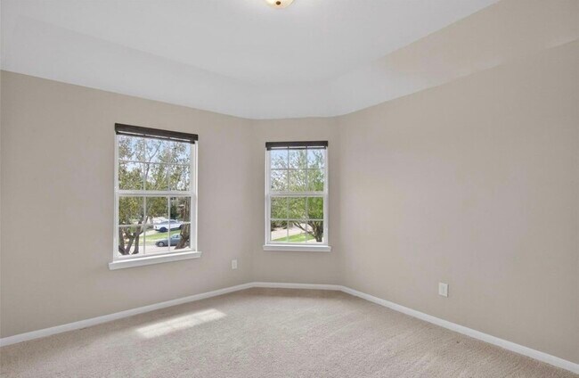 Building Photo - 1630 Mahan Dr