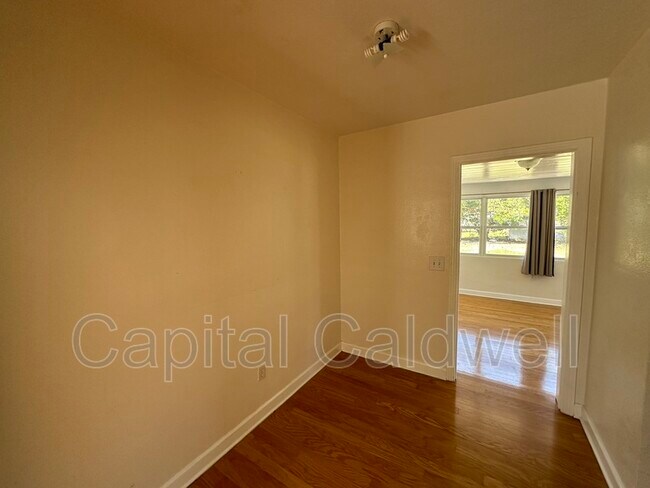Building Photo - 18 N Meteor Ave