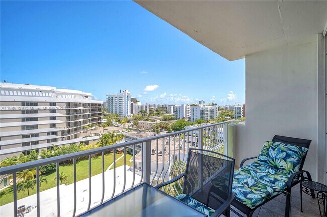 Building Photo - 10350 W Bay Harbor Dr