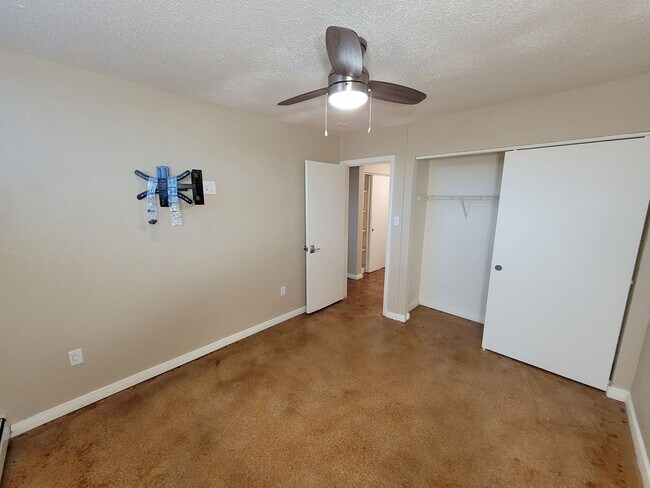 Building Photo - 809 S Circle Dr
