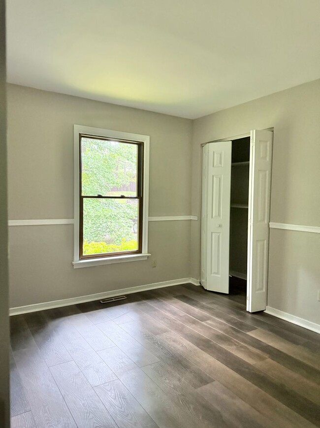 Building Photo - Adorable Recently Renovated 3 Bed 1.5 Bath...