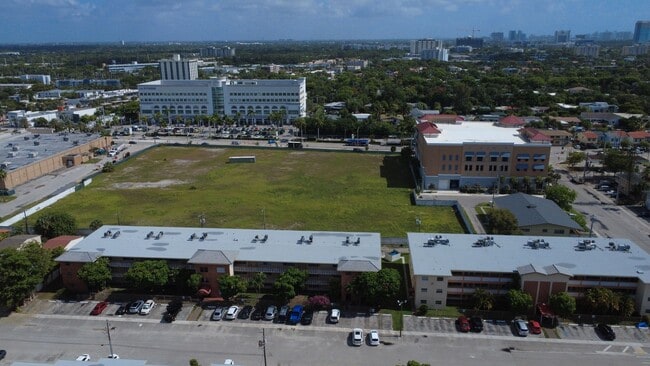 Building Photo - Spacious 1-Bed Condo in Sutton House – 974 SF, East of Biscayne