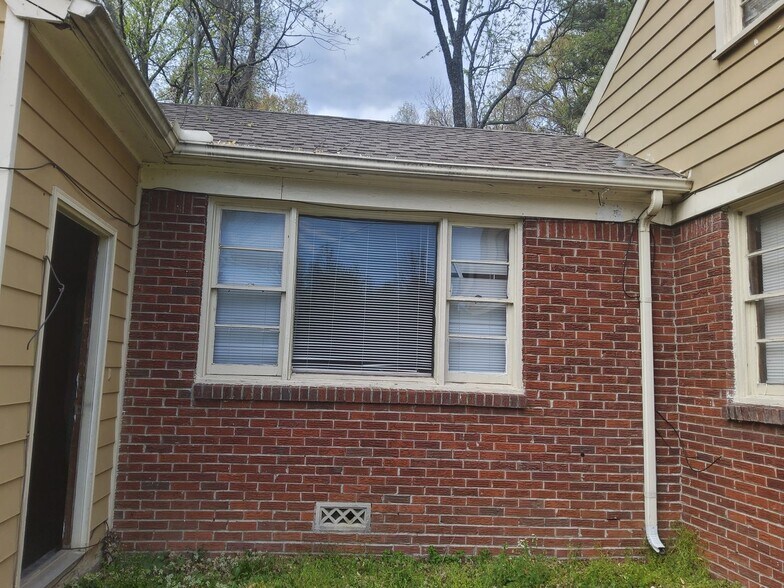 Building Photo - 2714 James Rd