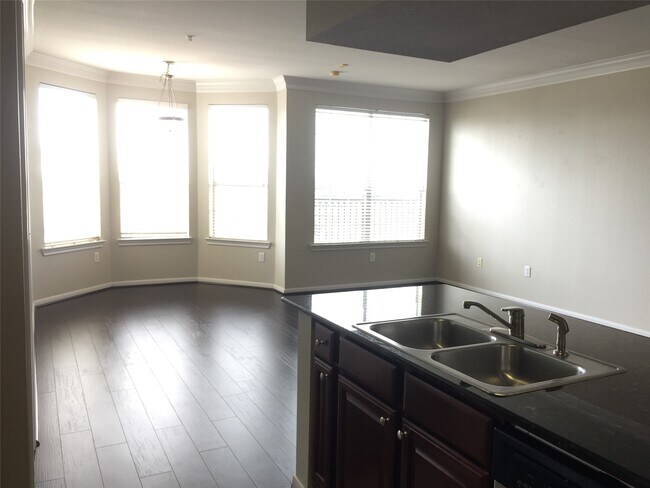Building Photo - 7575 Kirby Dr