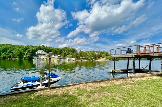 Building Photo - Charming Lakefront 4-Bedroom Home in Pulas...