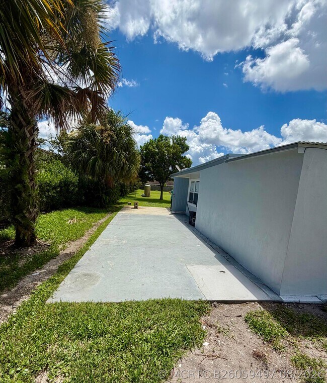 Building Photo - 2425 Ceceile Ave