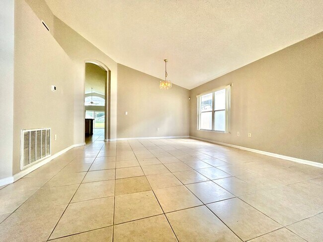 Building Photo - Davenport Gem: 4Bedrooms/ 2Baths pool home!