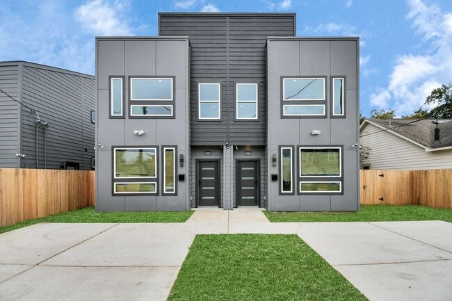 Building Photo - For Lease-Housing Vouchers Accepted | 3 Bed, 3 Bath | 1,515 Sq Ft | South Houston