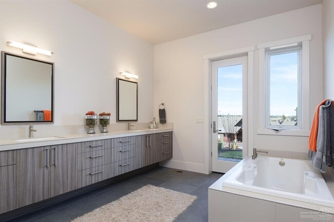 Building Photo - Beautiful custom Tripleknot townhome in Te...