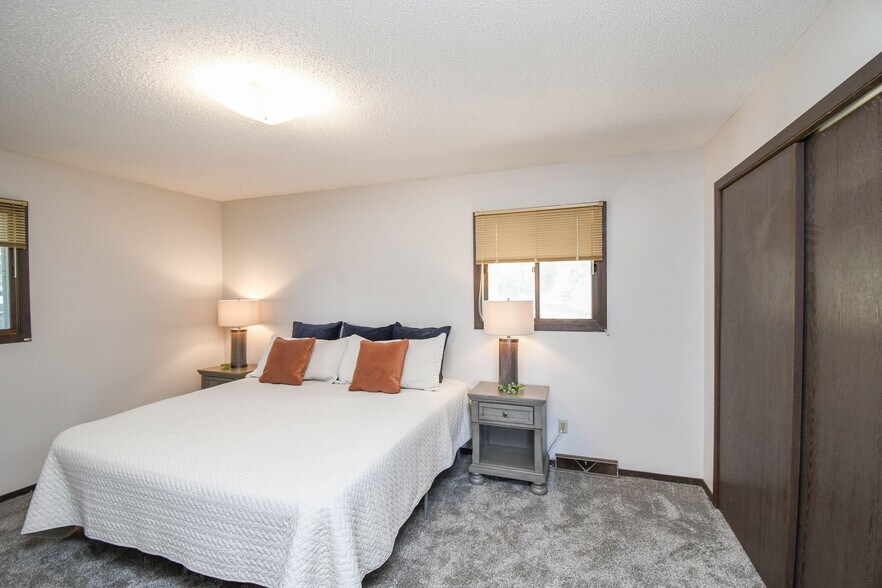 Building Photo - 4504 S Cliff Ave