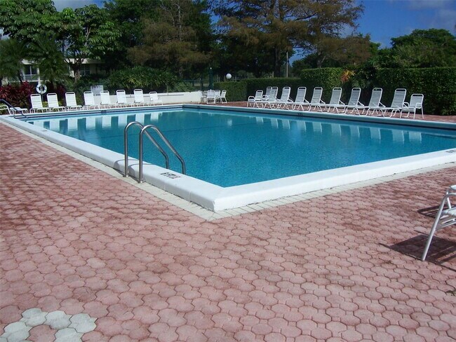 Building Photo - 605 Oaks Dr