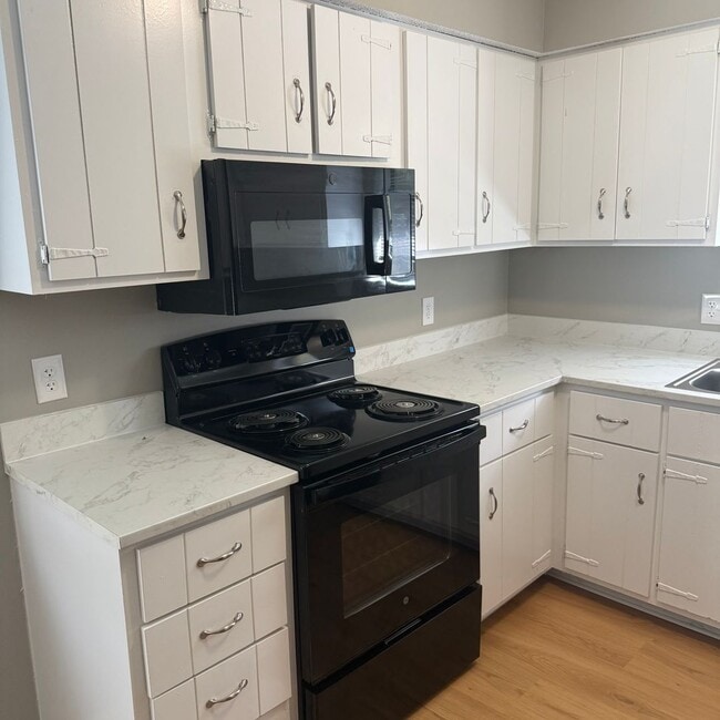 Building Photo - remodeled 3 bedroom 2 bathroom home