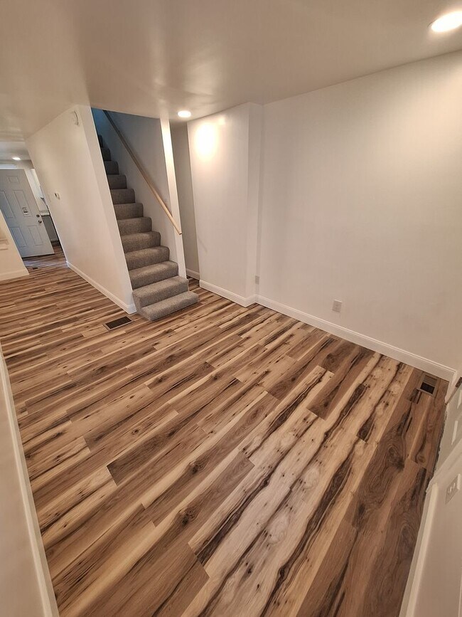 Building Photo - Newly Renovated One Bedroom House, Downtown Location