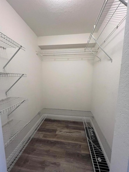 Building Photo - 191 SW Palm Dr