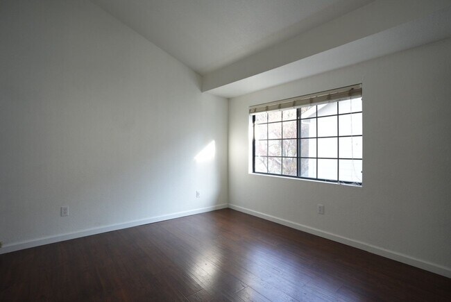 Building Photo - Charming Two Bedroom Napa Condo