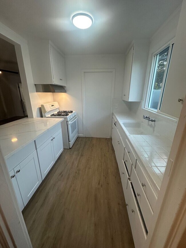 Building Photo - Affordable Duplex Unit. Move-in Ready